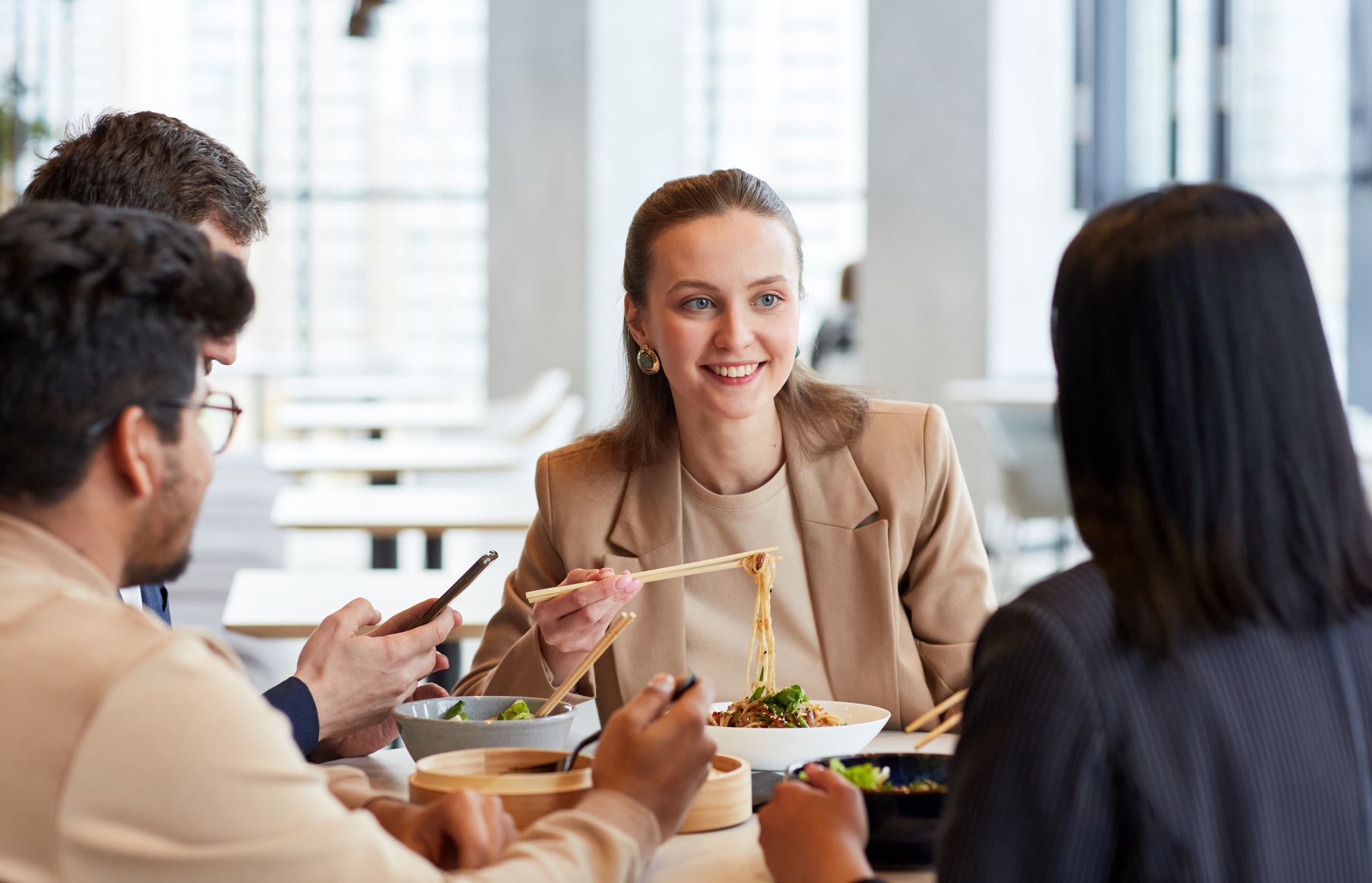 smiling-businesswoman-lunch-with-colleagues